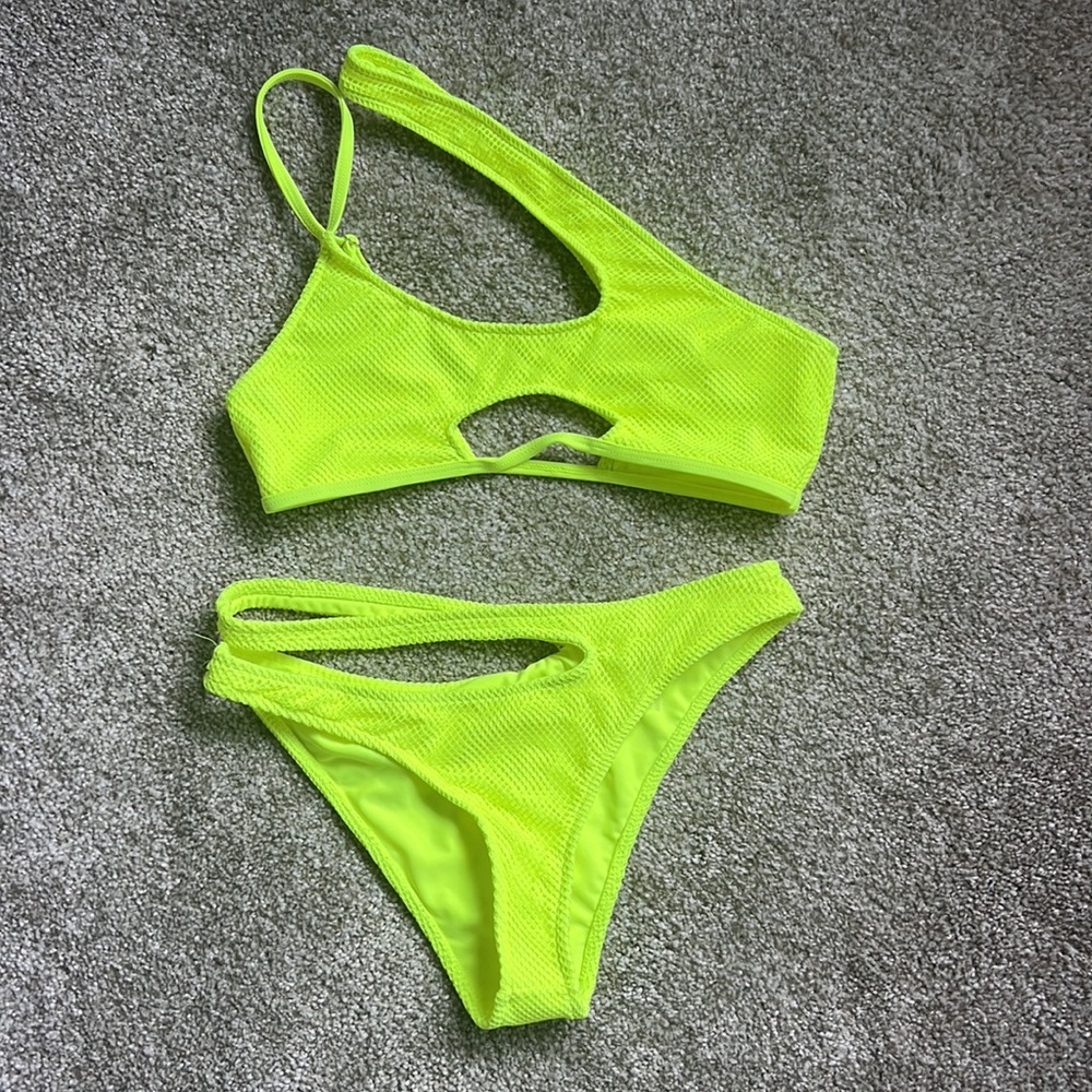 Fashion Nova Swim 
Brighter Under The Sun Bikini Set
Neon Yellow
Medium